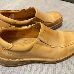 Men's Clark’s Slip-On shoes 9.5